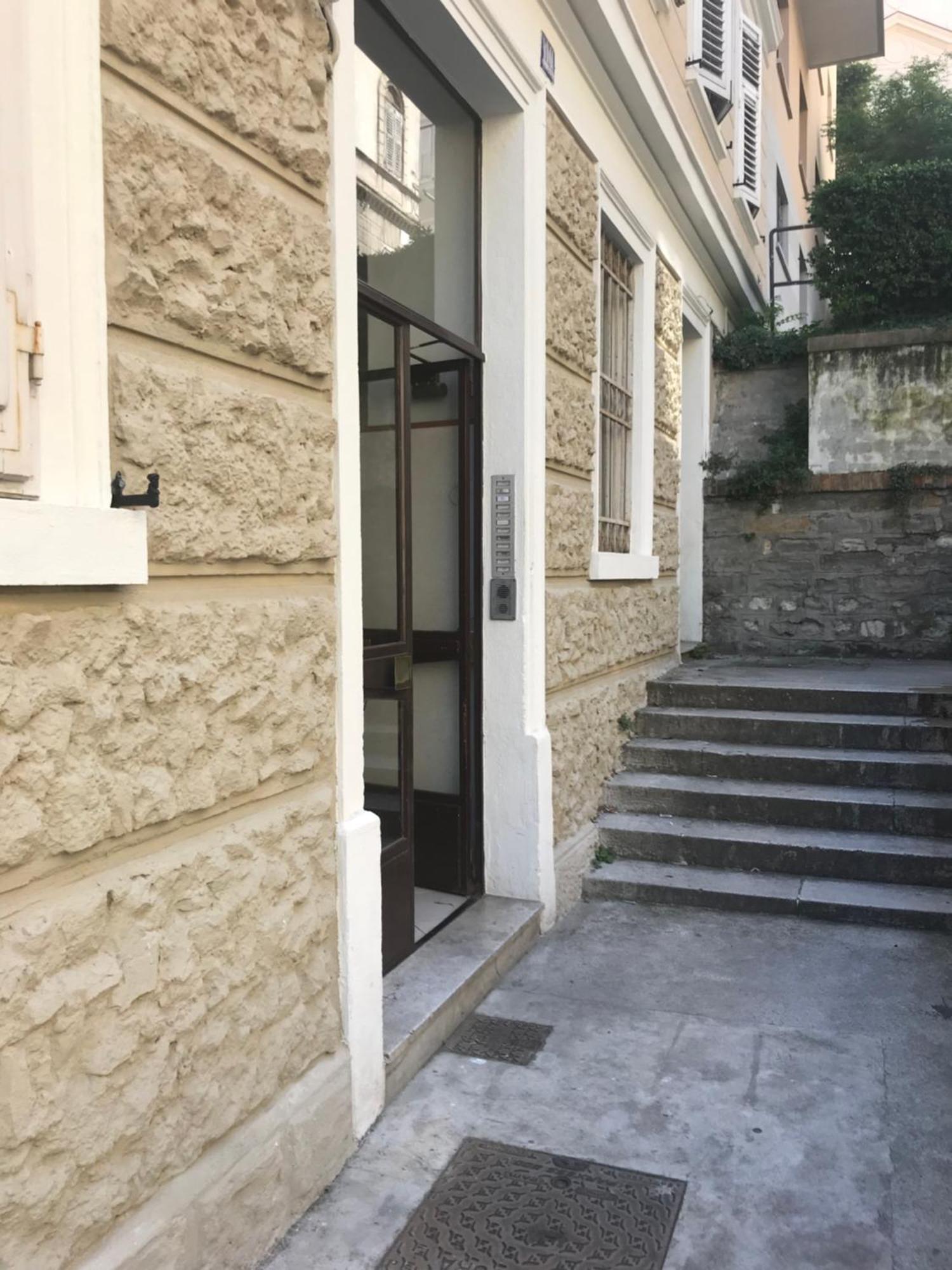 Alla Scalinata Del Teatro Rossetti Parcheggio Trieste Exterior photo